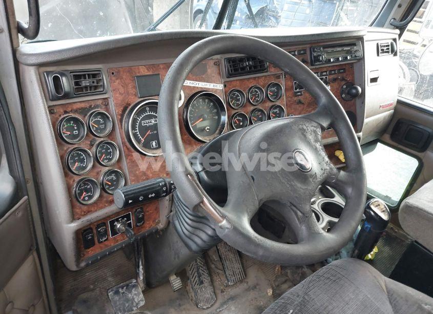 Photo 5 of 2005 Kenworth Construction T800 (VIN 1NKDL00X55J073371)