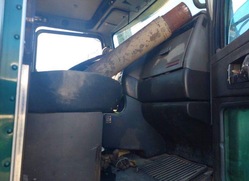 Photo 5 of 2013 Kenworth Construction T800 (VIN 1NKDL40X3DJ340545)