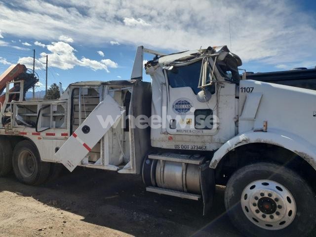 Photo 2 of 2011 KENWORTH T800 SERVICE TRUCK (VIN 1NKDLP0X3BJ295878)