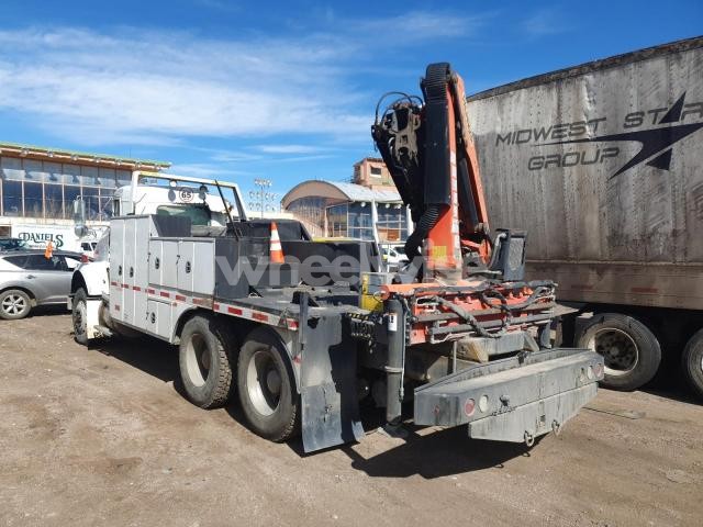 Photo 5 of 2011 KENWORTH T800 SERVICE TRUCK (VIN 1NKDLP0X3BJ295878)