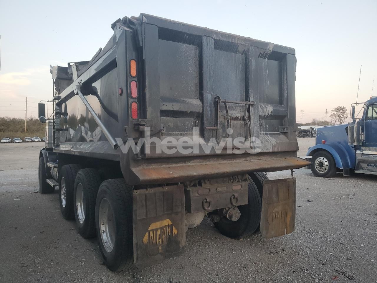 Photo 2 of 2019 KENWORTH CONSTRUCTION T800 (VIN 1NKDX4TX4KJ225823)