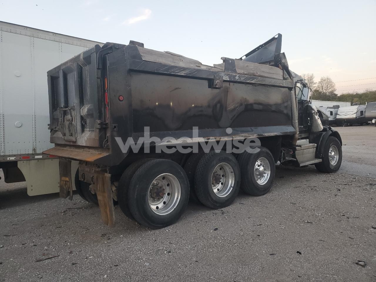 Photo 3 of 2019 KENWORTH CONSTRUCTION T800 (VIN 1NKDX4TX4KJ225823)