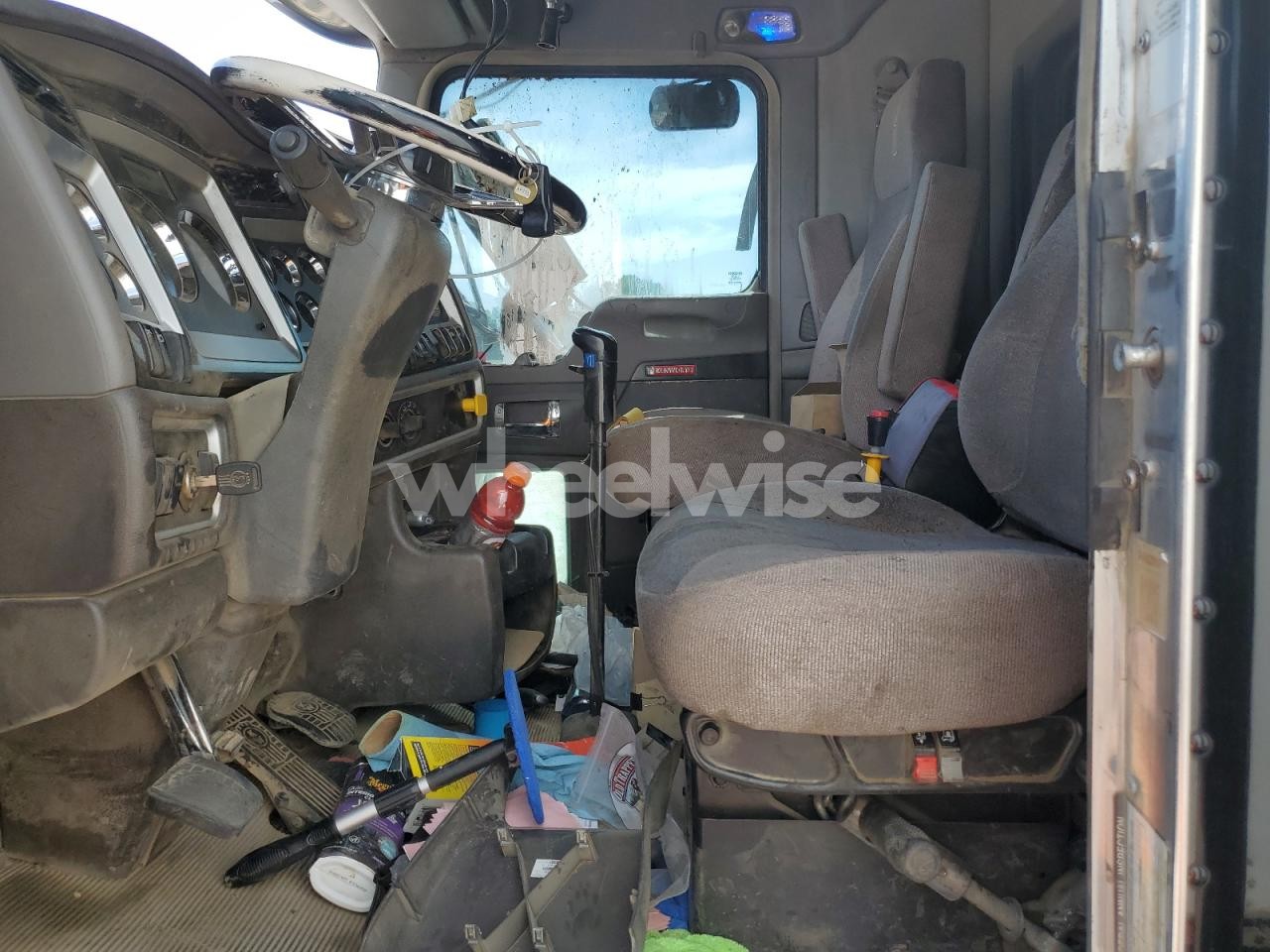 Photo 7 of 2019 KENWORTH CONSTRUCTION T800 (VIN 1NKDX4TX4KJ225823)