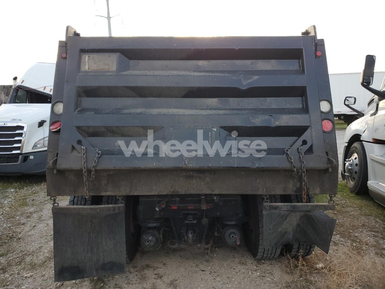 Photo 6 of 1996 KENWORTH T800 DUMP TRUCK (VIN 1NKDXBTX3TS728078)