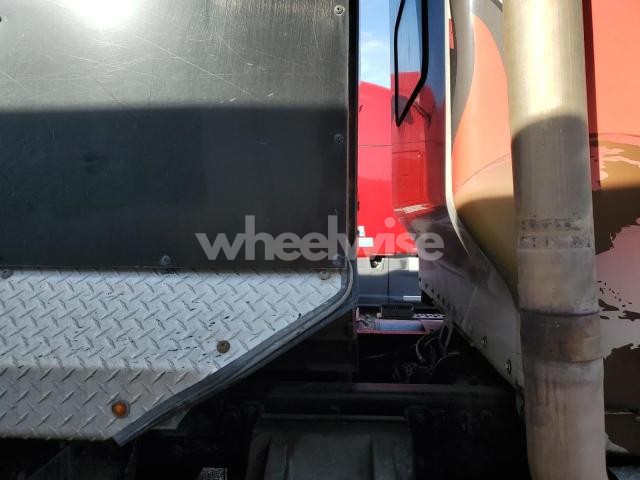 Photo 2 of 2019 KENWORTH T800 DUMP TRUCK (VIN 1NKDXP0XXKJ289127)