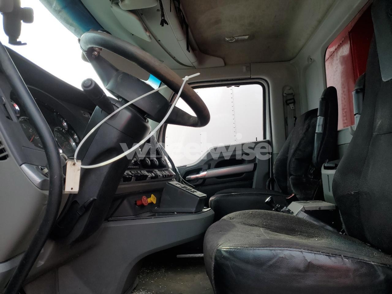 Photo 5 of 2021 KENWORTH T880 DUMP TRUCK (VIN 1NKZXPEXXMJ428660)