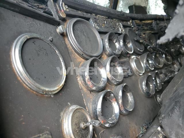 Photo 3 of 2000 PETERBILT 379 SEMI TRUCK (VIN 1NP5DB9X4YN468052)