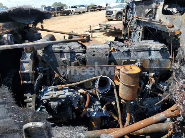 Photo 2 of 2001 PETERBILT 379 TOW TRUCK N/A (VIN 1NP5GGGG20D558348)