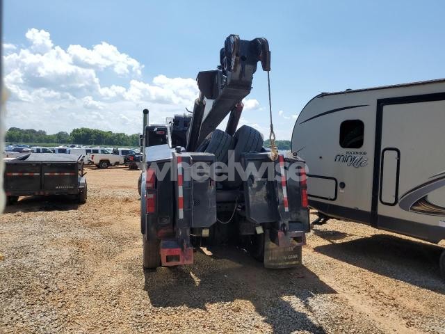 Photo 3 of 2001 PETERBILT 379 TOW TRUCK N/A (VIN 1NP5GGGG20D558348)