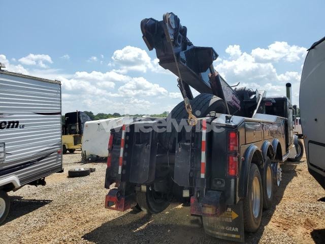 Photo 5 of 2001 PETERBILT 379 TOW TRUCK N/A (VIN 1NP5GGGG20D558348)