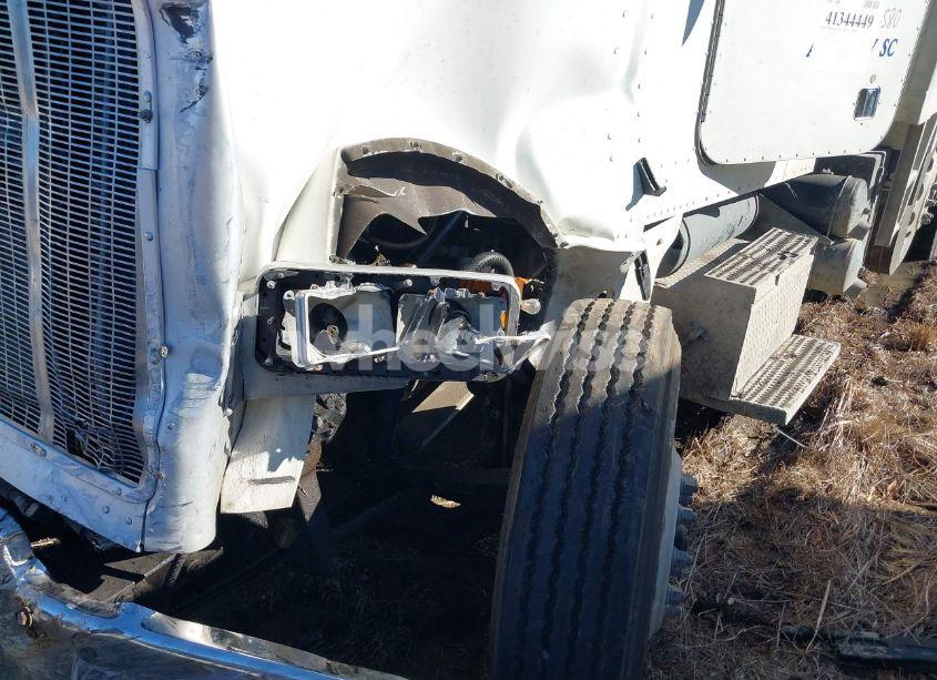 Photo 11 of 2004 Peterbilt 379 N/A (VIN 1NP5LU0X64D827803)