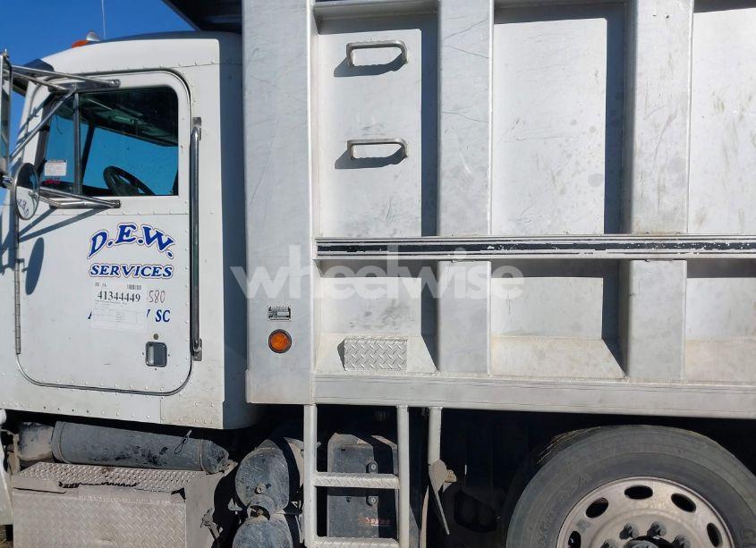 Photo 14 of 2004 Peterbilt 379 N/A (VIN 1NP5LU0X64D827803)