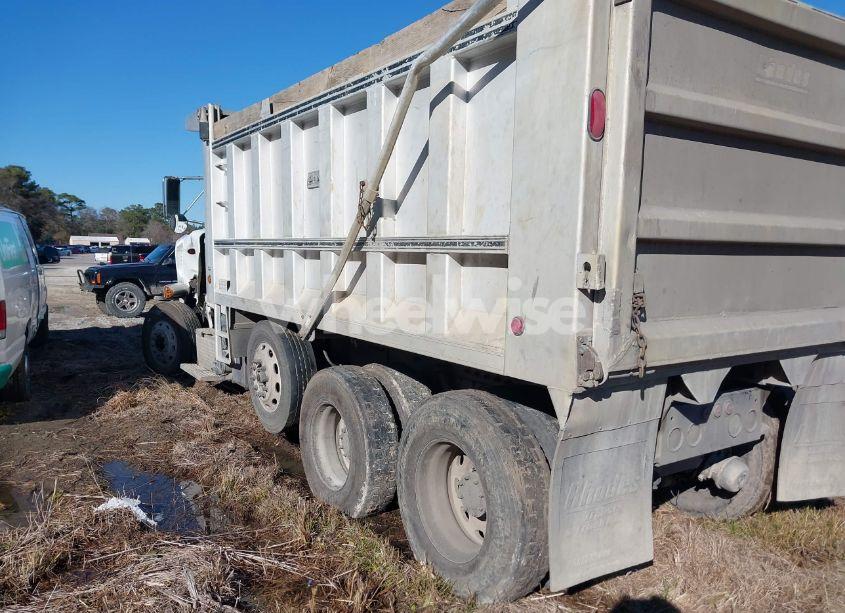 Photo 3 of 2004 Peterbilt 379 N/A (VIN 1NP5LU0X64D827803)