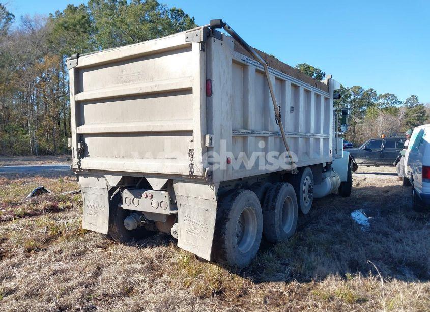 Photo 4 of 2004 Peterbilt 379 N/A (VIN 1NP5LU0X64D827803)