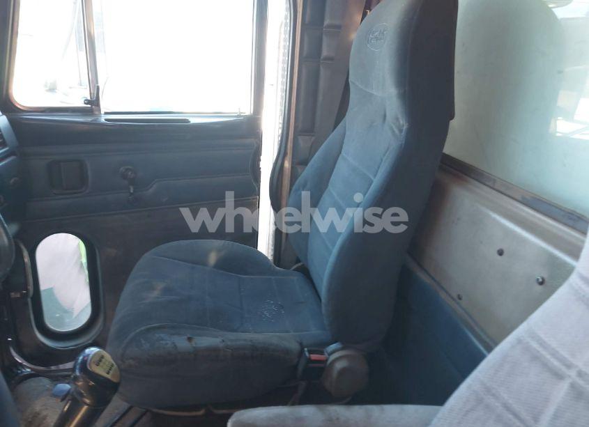 Photo 7 of 2004 Peterbilt 379 N/A (VIN 1NP5LU0X64D827803)