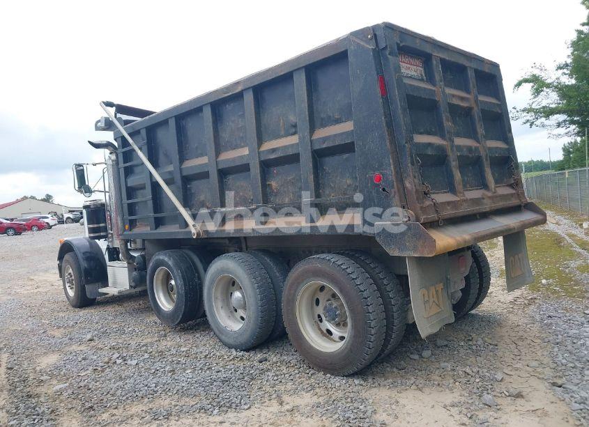 Photo 3 of 2004 Peterbilt 379 N/A (VIN 1NP5XBTX24D821064)