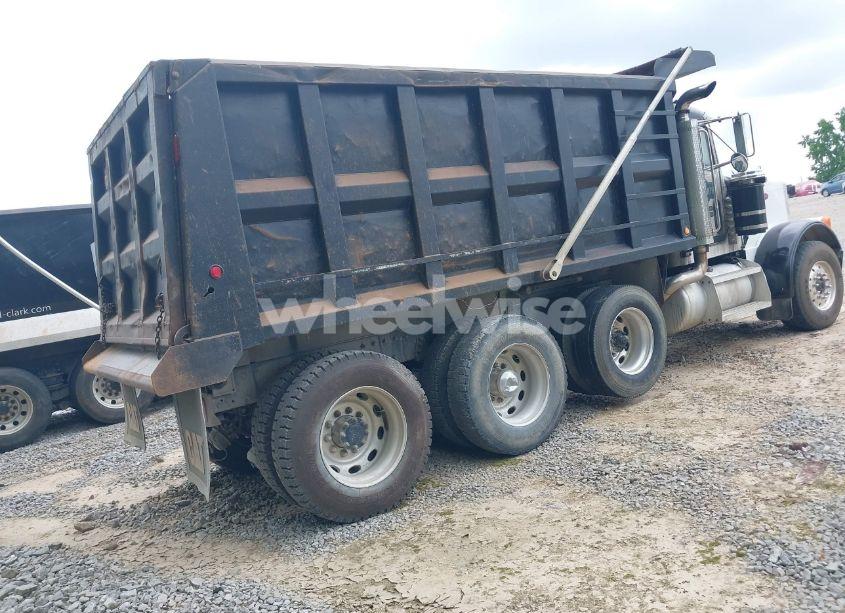 Photo 4 of 2004 Peterbilt 379 N/A (VIN 1NP5XBTX24D821064)