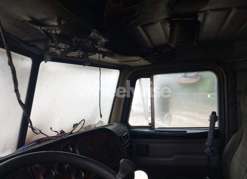 Photo 5 of 2004 Peterbilt 379 N/A (VIN 1NP5XBTX24D821064)