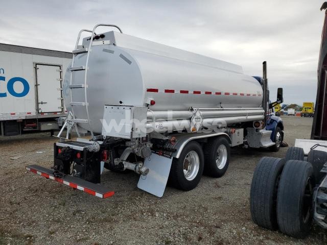 2017 PETERBILT TRACTOR 579 - SEMI TRUCK - Photo 1