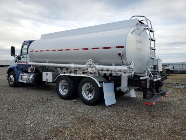 2017 PETERBILT TRACTOR 579 - SEMI TRUCK