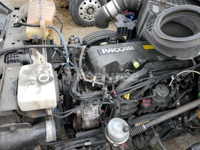 2017 PETERBILT TRACTOR 579 - SEMI TRUCK