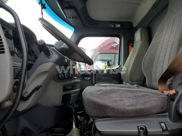 2017 PETERBILT TRACTOR 579 - SEMI TRUCK