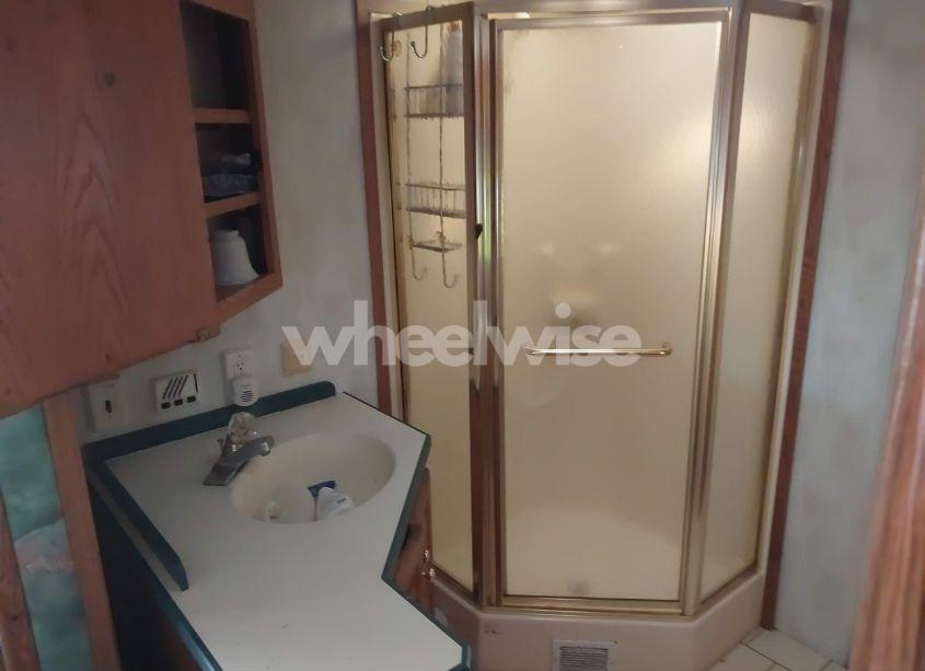 Photo 13 of 2000 Monaco Diplomat N/A (VIN 1RF120614Y2010022)