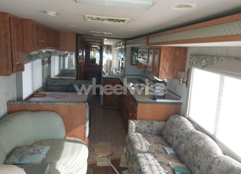 Photo 5 of 2000 Monaco Diplomat N/A (VIN 1RF120614Y2010022)