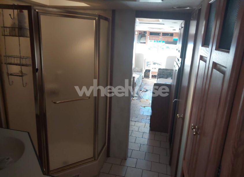 Photo 8 of 2000 Monaco Diplomat N/A (VIN 1RF120614Y2010022)