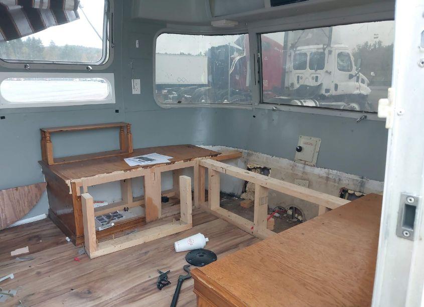 Photo 5 of 1987 Airstream Limited (VIN 1STGLAX26HJ504893)