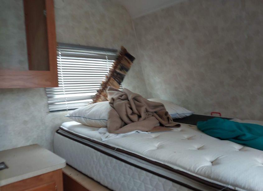 Photo 8 of 2005 Coachmen Capri (VIN 1TC2B483753001679)
