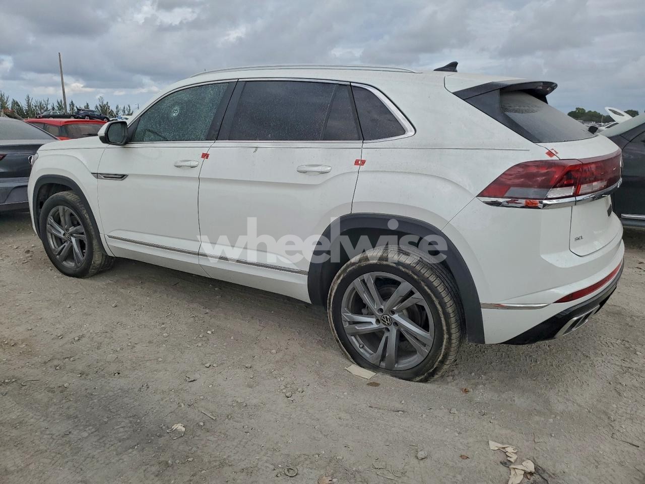 Photo 2 of 2024 VOLKSWAGEN ATLAS CROSS SPORT SEL R-LINE (VIN 1V2AE2CA6RC238998)