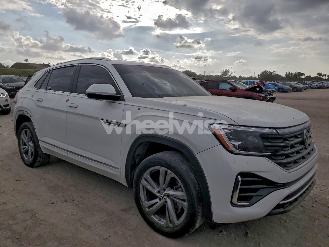 Photo 4 of 2024 VOLKSWAGEN ATLAS CROSS SPORT SEL R-LINE (VIN 1V2AE2CA6RC238998)