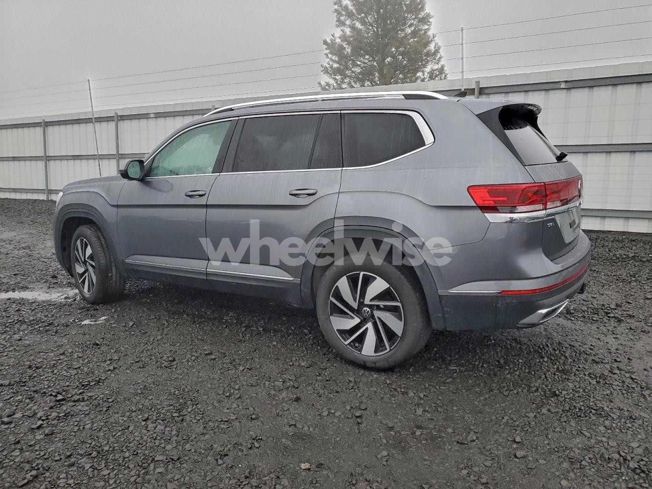Photo 2 of 2025 VOLKSWAGEN ATLAS SEL (VIN 1V2BR2CA1SC569468)