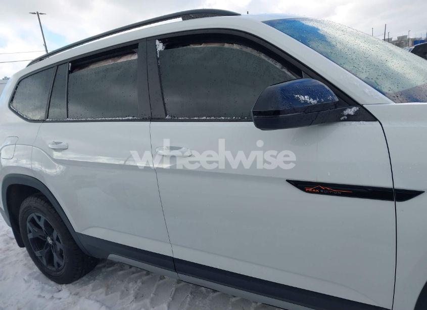 Photo 13 of 2024 Volkswagen Atlas 2.0T PEAK EDITION SE W/TECHNOLOGY (VIN 1V2CR2CA1RC575639)