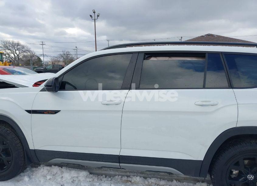 Photo 14 of 2024 Volkswagen Atlas 2.0T PEAK EDITION SE W/TECHNOLOGY (VIN 1V2CR2CA1RC575639)