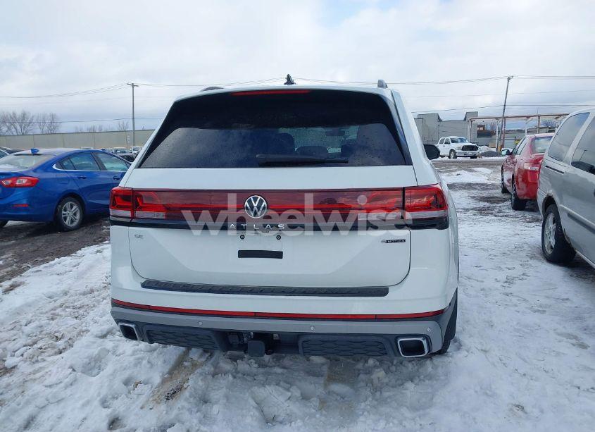 Photo 16 of 2024 Volkswagen Atlas 2.0T PEAK EDITION SE W/TECHNOLOGY (VIN 1V2CR2CA1RC575639)