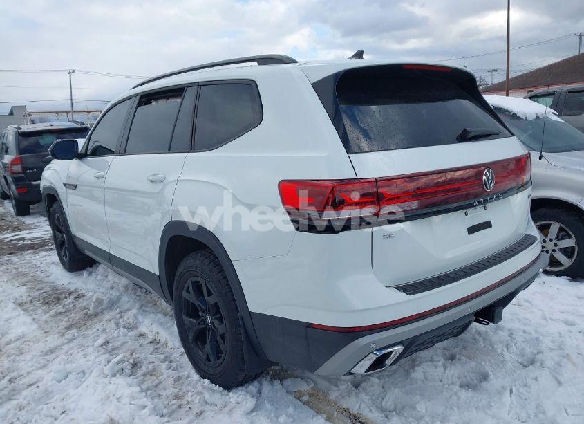 Photo 3 of 2024 Volkswagen Atlas 2.0T PEAK EDITION SE W/TECHNOLOGY (VIN 1V2CR2CA1RC575639)