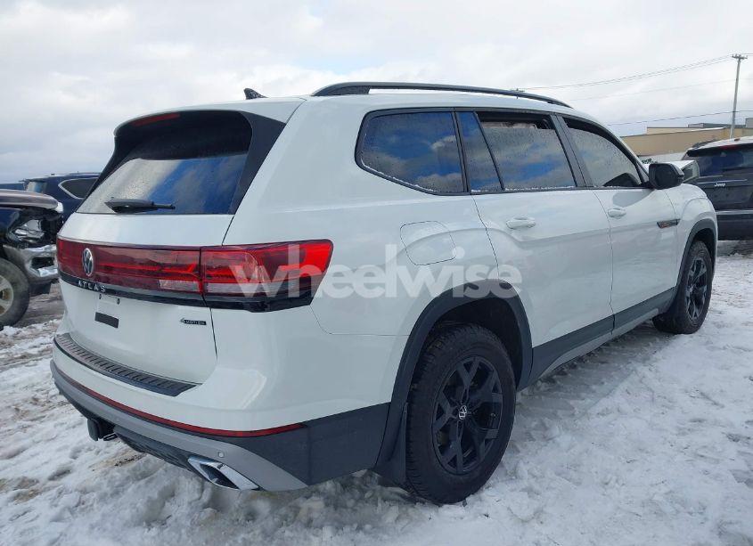 Photo 4 of 2024 Volkswagen Atlas 2.0T PEAK EDITION SE W/TECHNOLOGY (VIN 1V2CR2CA1RC575639)