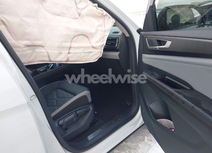 Photo 5 of 2024 Volkswagen Atlas 2.0T PEAK EDITION SE W/TECHNOLOGY (VIN 1V2CR2CA1RC575639)