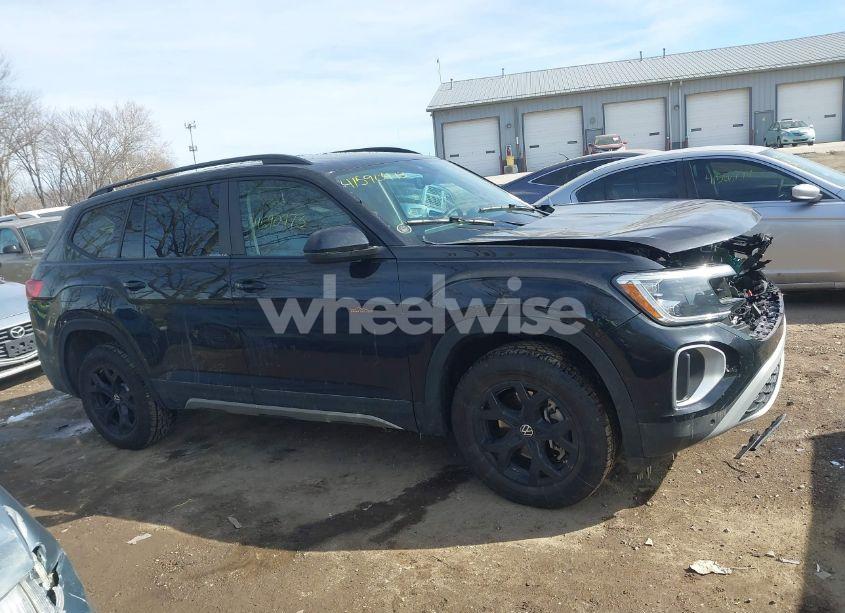 Photo 13 of 2024 Volkswagen Atlas 2.0T PEAK EDITION SE W/TECHNOLOGY (VIN 1V2CR2CA1RC579660)