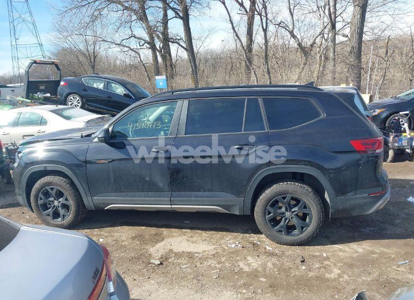 Photo 14 of 2024 Volkswagen Atlas 2.0T PEAK EDITION SE W/TECHNOLOGY (VIN 1V2CR2CA1RC579660)