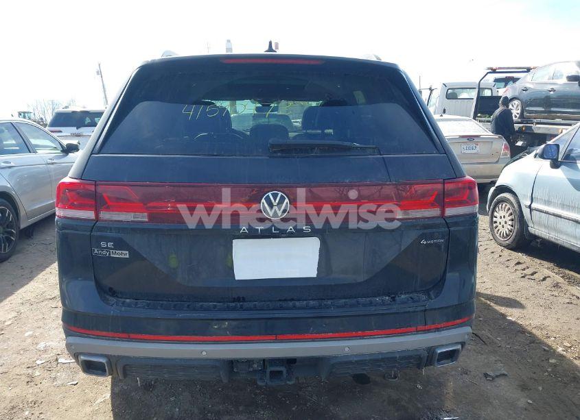 Photo 16 of 2024 Volkswagen Atlas 2.0T PEAK EDITION SE W/TECHNOLOGY (VIN 1V2CR2CA1RC579660)