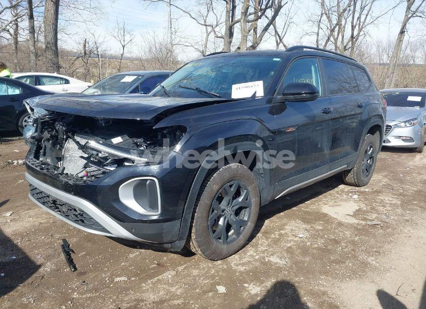 Photo 2 of 2024 Volkswagen Atlas 2.0T PEAK EDITION SE W/TECHNOLOGY (VIN 1V2CR2CA1RC579660)