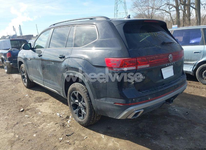 Photo 3 of 2024 Volkswagen Atlas 2.0T PEAK EDITION SE W/TECHNOLOGY (VIN 1V2CR2CA1RC579660)