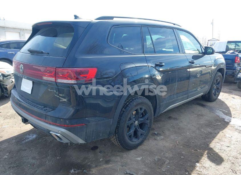 Photo 4 of 2024 Volkswagen Atlas 2.0T PEAK EDITION SE W/TECHNOLOGY (VIN 1V2CR2CA1RC579660)