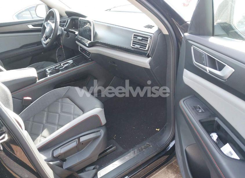 Photo 5 of 2024 Volkswagen Atlas 2.0T PEAK EDITION SE W/TECHNOLOGY (VIN 1V2CR2CA1RC579660)