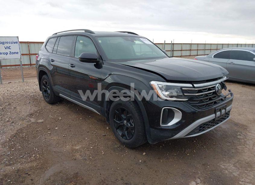 2024 Volkswagen Atlas 2.0T PEAK EDITION SE W/TECHNOLOGY (VIN 1V2CR2CA3RC585153) main photo