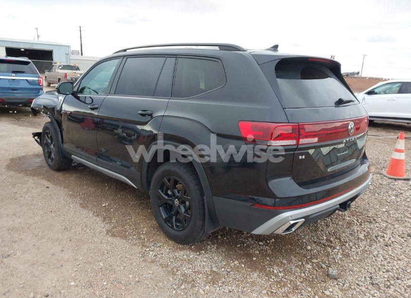 Photo 3 of 2024 Volkswagen Atlas 2.0T PEAK EDITION SE W/TECHNOLOGY (VIN 1V2CR2CA3RC585153)