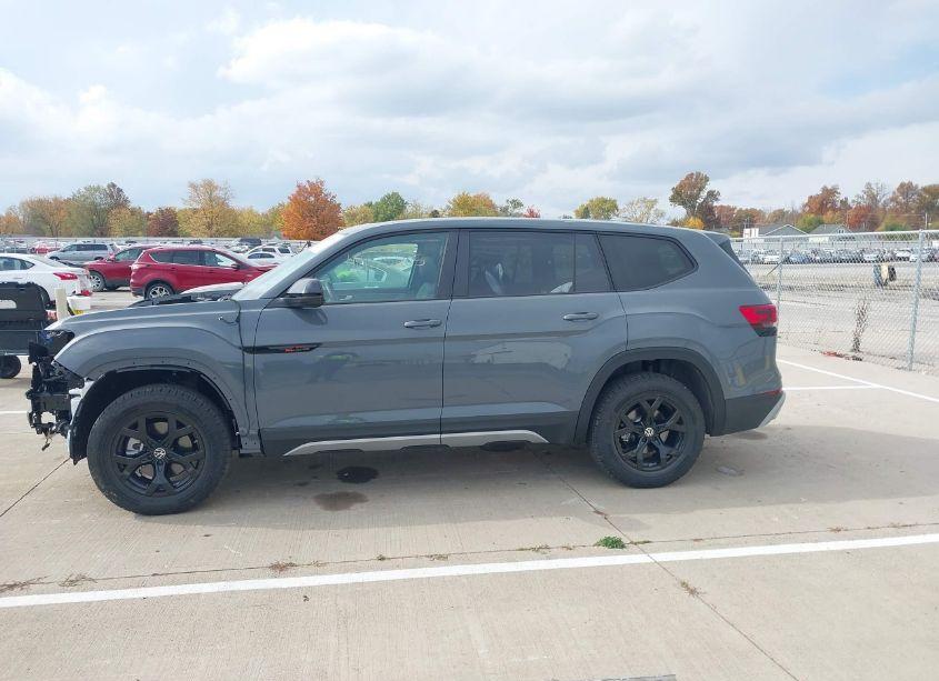 Photo 15 of 2024 Volkswagen Atlas 2.0T PEAK EDITION SE W/TECHNOLOGY (VIN 1V2CR2CA6RC589553)